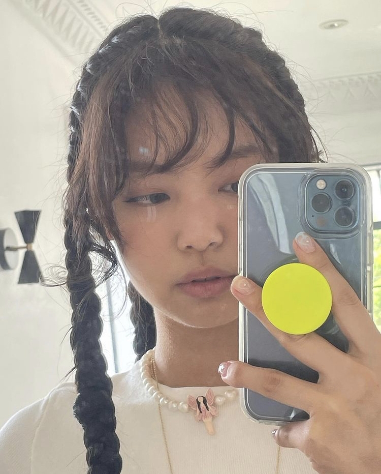 眼利的網民則將焦點放在Jennie脖子上的珍珠天使項鏈上