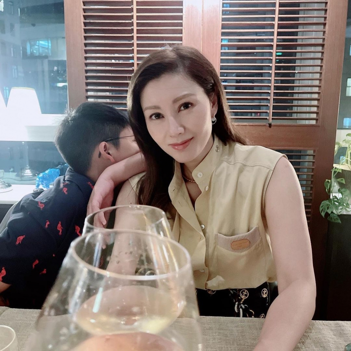 李嘉欣視角與許晉享碰杯照、一張是許晉享視角與李嘉欣碰杯照、最後一張則是李嘉欣與兒子咬同一枝餅乾的合照