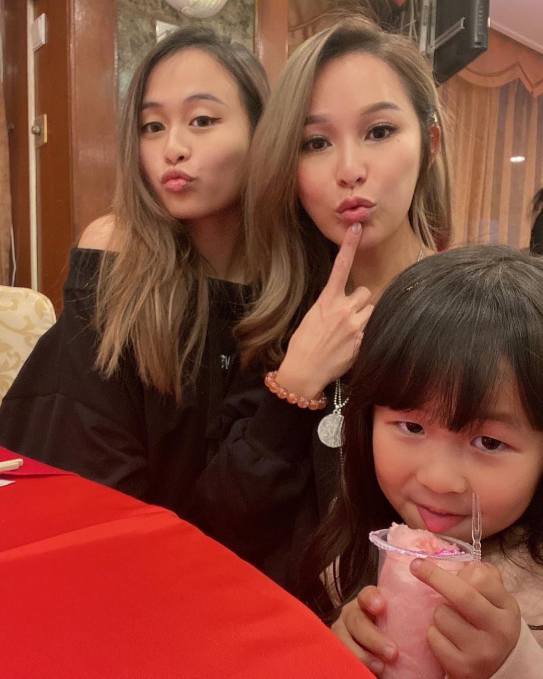 洗米嫂陳慧玲先後為周焯華誕下兩女,分別是 19 歲大女周梓潼(Virginia)以及 6 歲孻女周善潼(Damiana),