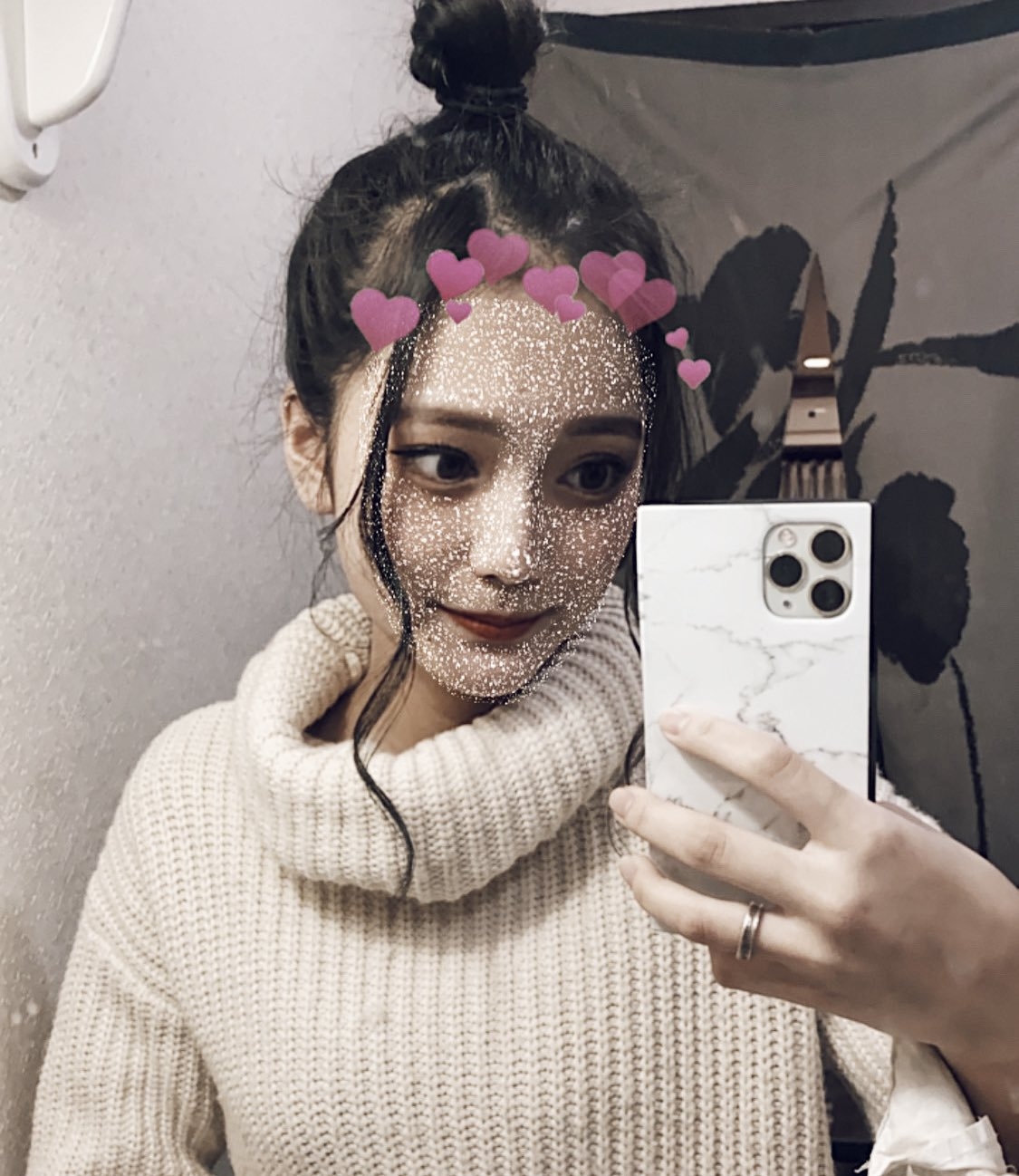 她在網絡上的照片都有不少濾鏡，是位網絡紅人