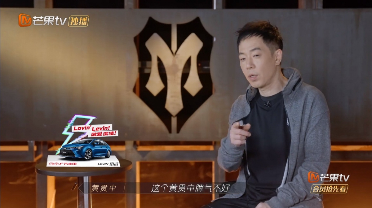 於是他稍帶怒氣地問：「你耍我嗎？」惹來陳小春的注意。