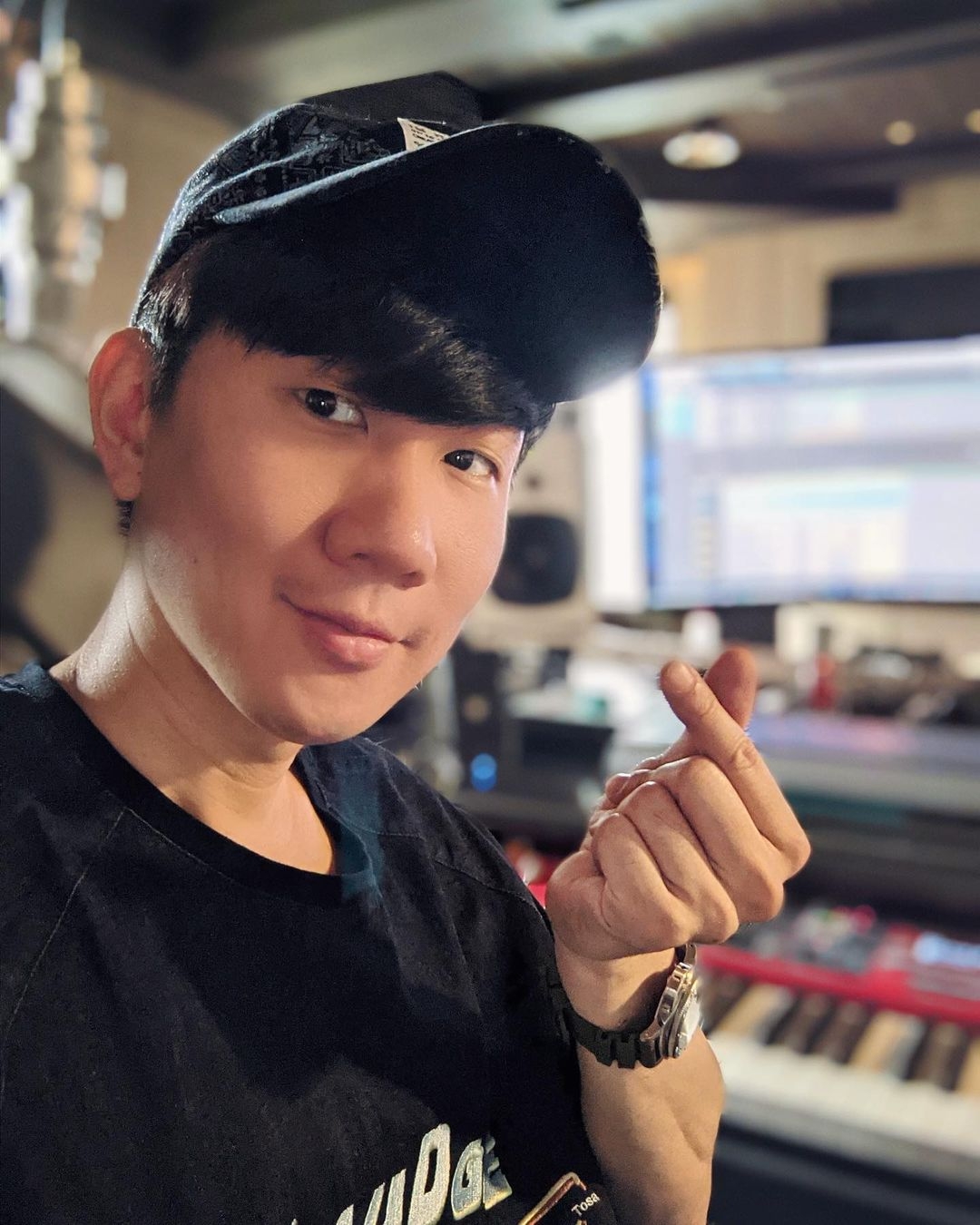 林俊傑被爆出的緋聞多不勝數，早在 2016 年疑似跟女團 Weather Girls 成員林采薇（Yumi）傳緋聞