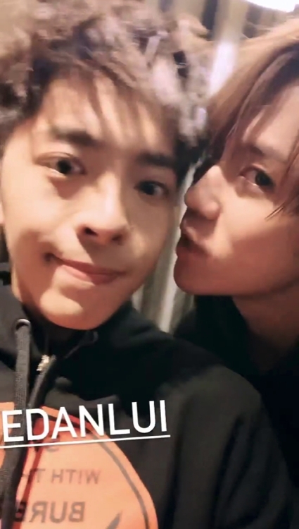 姜濤更向 Edan 獻吻以表示要「欺凌」他,其實就是在「放閃」