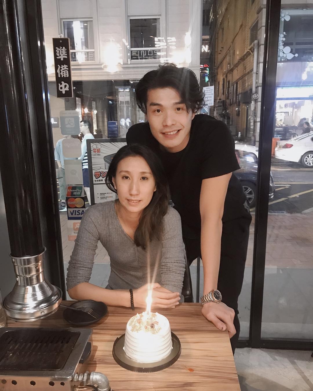 張小倫與老婆 Natalie 在 2012 年於一次船河活動上相識於 2019 年結婚拉埋天窗
