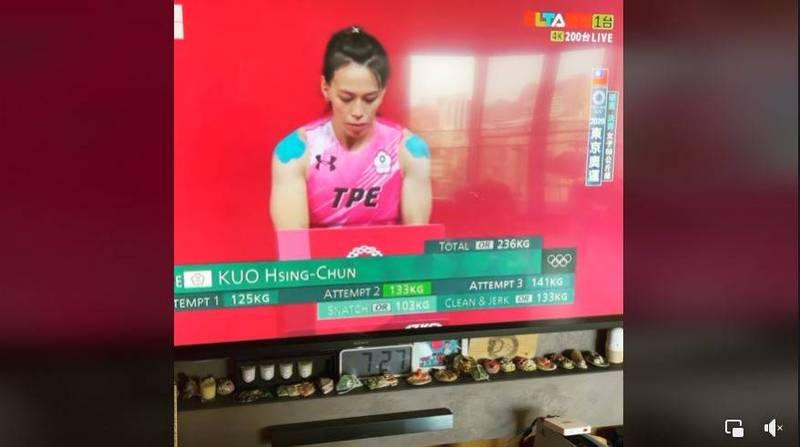 陳建州老婆范瑋琪於 7 月 27 日於 Facebook 分享的郭婞淳舉重奪金的影片揭穿謊言