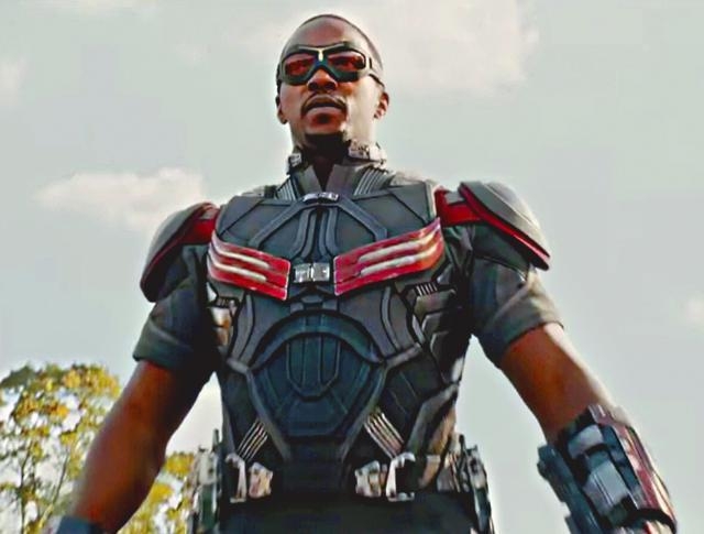 將擔任下一任美國隊長的飛隼,就在園內高舉美國隊長的盾牌