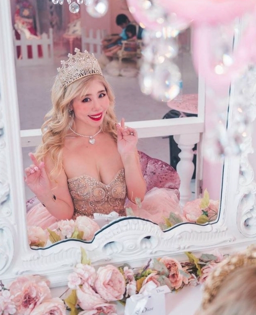 不少日本女生都喜歡打扮得嬌俏可愛,不過橋本Sari絕對不止熱愛公主打扮那般簡單。