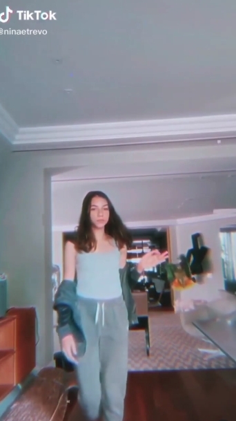 14歲的KOL名叫Nina Rios,真名是Valentina!習慣在網絡媒體上分享生活和表現自己的她