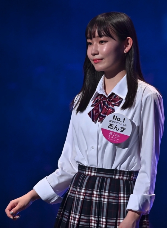 屈居第二的就是あんずさん（杏），她的臉型圓潤，身形玲瓏可愛樣貌精緻，像位經典漫畫中的女學生。