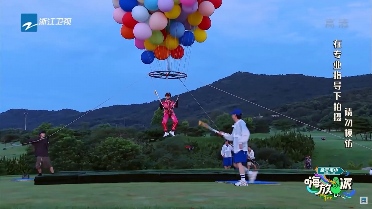 雖然王嘉爾表情輕鬆,但也有存在的危險性,實在是為了節目效果無畏無懼