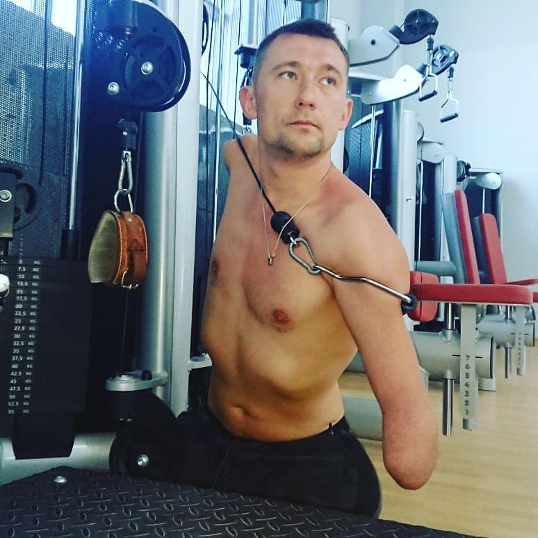 最終甚至訓練到可以單靠自己的身體向前游