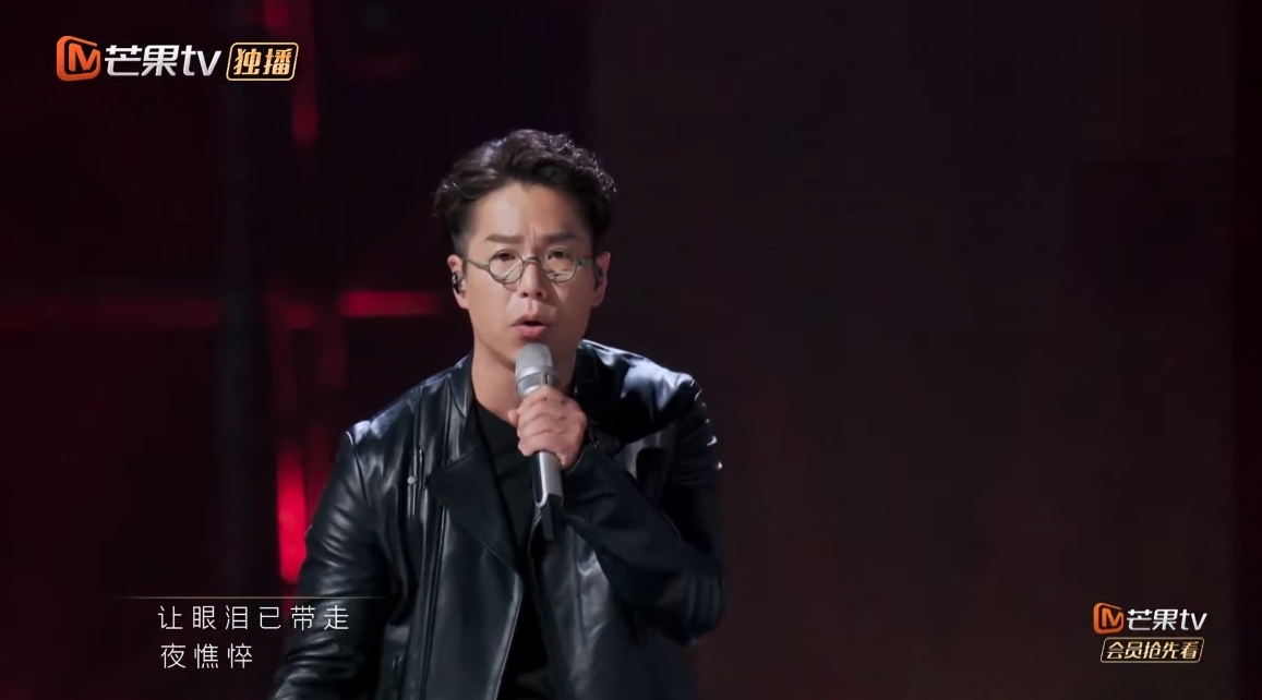 而他們首次表演的舞台,陳小春則演唱了自己的《叱吒紅人》,而謝天華則演唱了《原來你什麼都不要》!