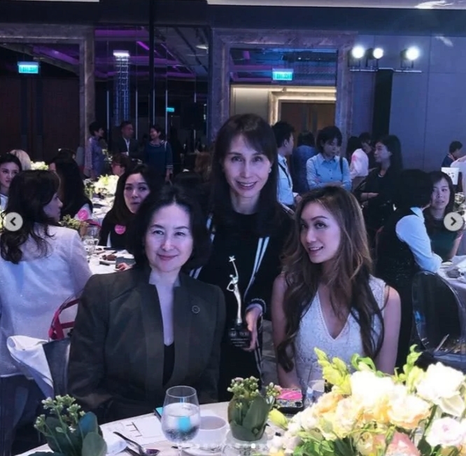 已故賭王何鴻燊女兒何超瓊自小就已經聰明絕頂,修讀市場及國際商業管理學的她 25 歲時就創辦公關公司