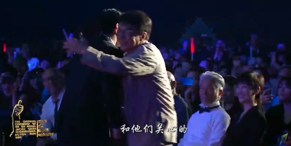 而網民就發現,曾經於成龍動作電影週開幕式中傾情演繹《她說》的林俊傑,近日好像也惹上了不少麻煩!