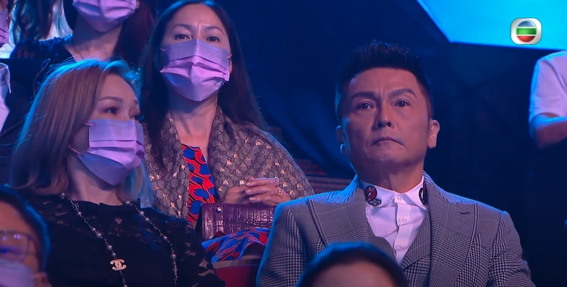 2021香港小姐冠軍大熱人馬關楓馨:關禮傑其後就解釋沒有存在不公,在台下觀賽的神情緊張。