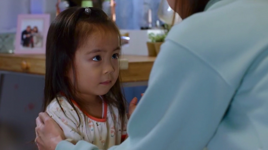 了解過後保安打算透過廣播找尋她的爸爸，於是問女孩爸爸的名字是什麼，而女孩竟然回答爸爸名字叫「死懶鬼」