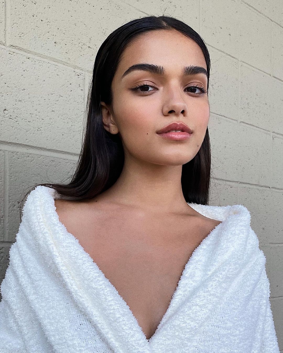 特別是即將推出的真人版《白雪公主》亦同樣由擁哥倫比亞拉丁裔、波蘭裔的混血兒 Rachel Zegler 出演女主角,