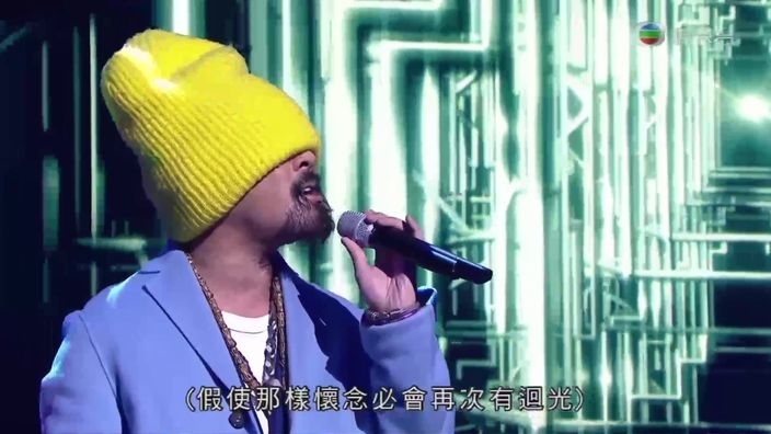 麥浚龍JUNO穿著打扮相當好看,惟頭戴的一頂黃色冷帽遮去上半邊面