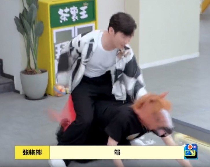 王嘉爾在內地人氣急升,要歸功於他在綜藝的表現!他出演了各式各樣的綜藝,早前在《拜託了冰箱》中,他就曾帶著頭套跪下扮馬給人騎著