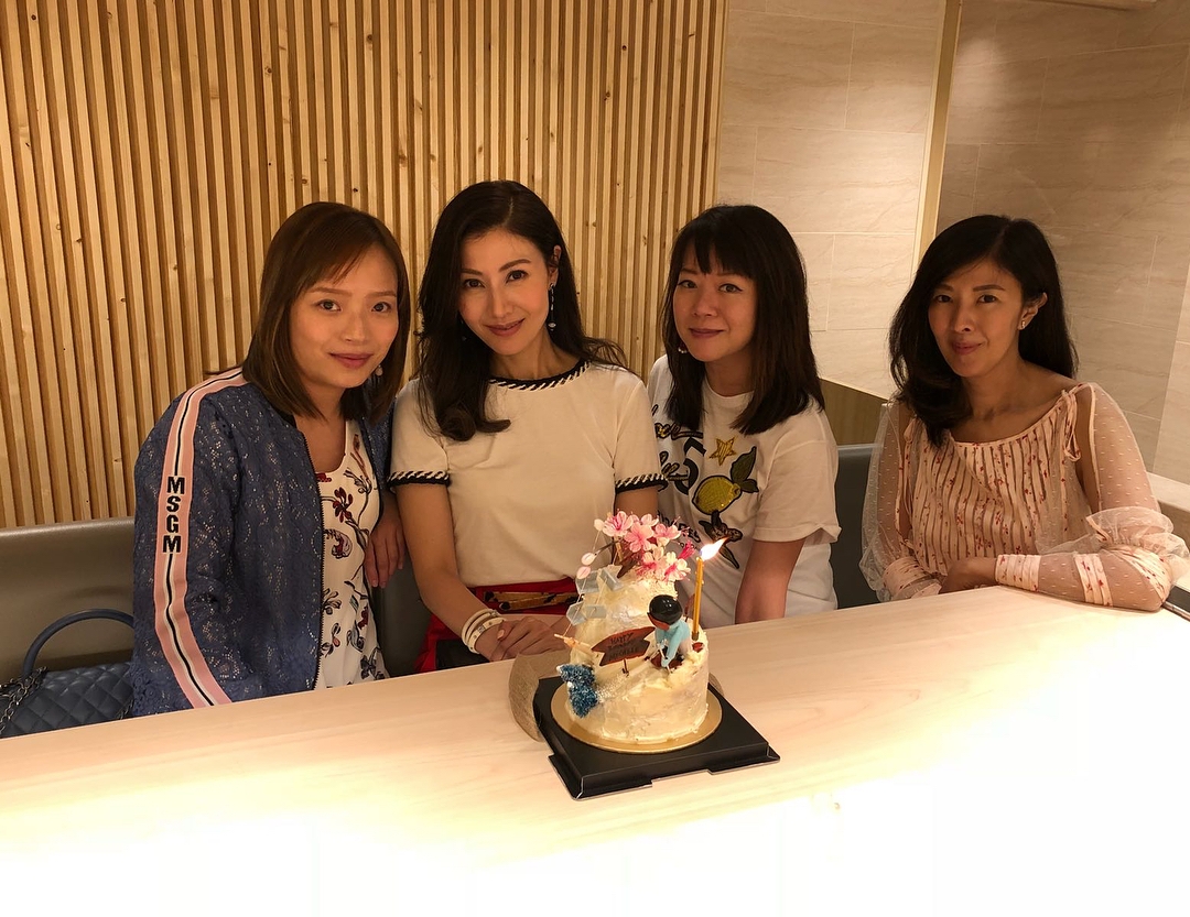 李嘉欣身穿粉紅色通花上衣,看起來少女感十足!而壽星女李嘉明則手捧著一束鮮花,與親密的妹妹與好友一同慶祝 59 歲生日。