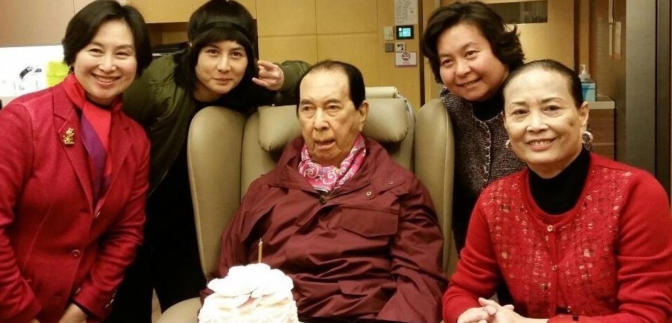 這場政治婚姻對許晉亨和何超瓊的家族生意有很大的幫助,30 歲的何超瓊接管家族生意