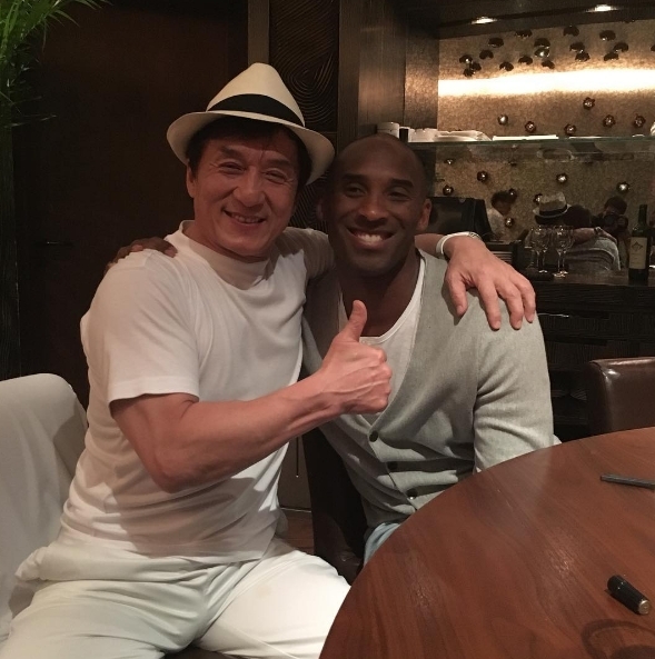 曾經與成龍共進晚餐兼合照的退役球星 Kobe Bryant,就在去年不幸遇上空難離世,令粉絲惋惜。