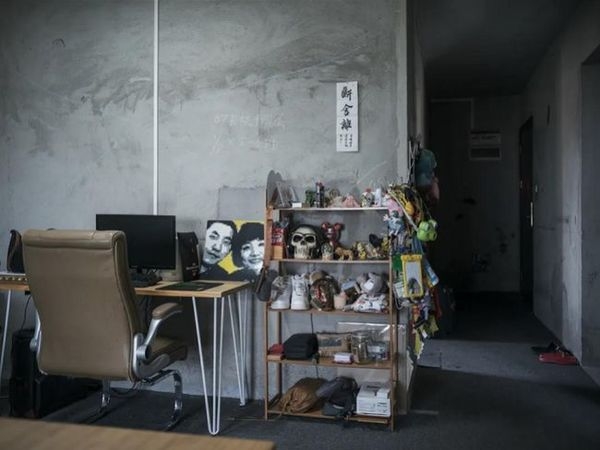 一入冬溫度就立即下跌,在沒有暖氣的家只能穿羽絨保暖,與寒風搏鬥