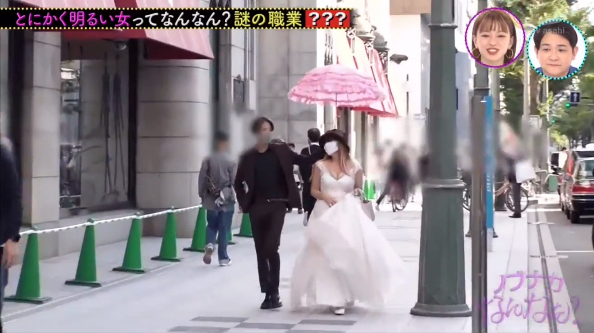 還有保鑣為她撐著扇,全天候保持著完美的體態。