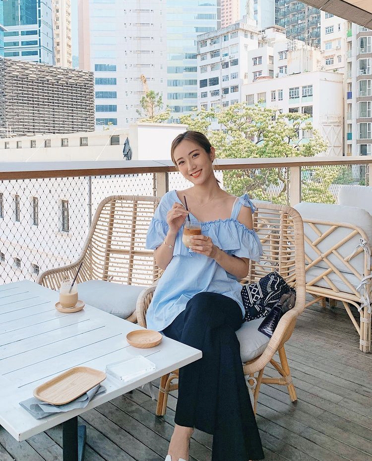 蔡嘉欣入行雖短短兩年,卻不時被網民批擊「離地、拜金」