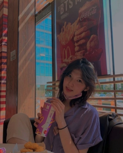 在餐廳打卡時,可以用手拿起食物或飲品拍照,