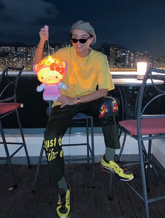 不少網民在網上找到正發售該款波鞋的外國網店,不少人以波鞋的價錢推算他拍廣告的收費,平均價$25000