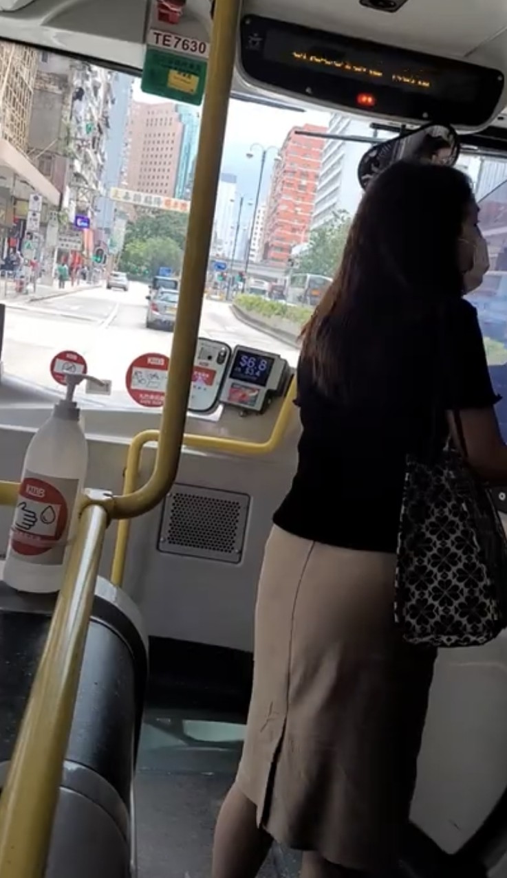 一名長髮、身穿黑衫長裙的女子焦急跺地大叫「開門呀!」,惟車長未有理會她~