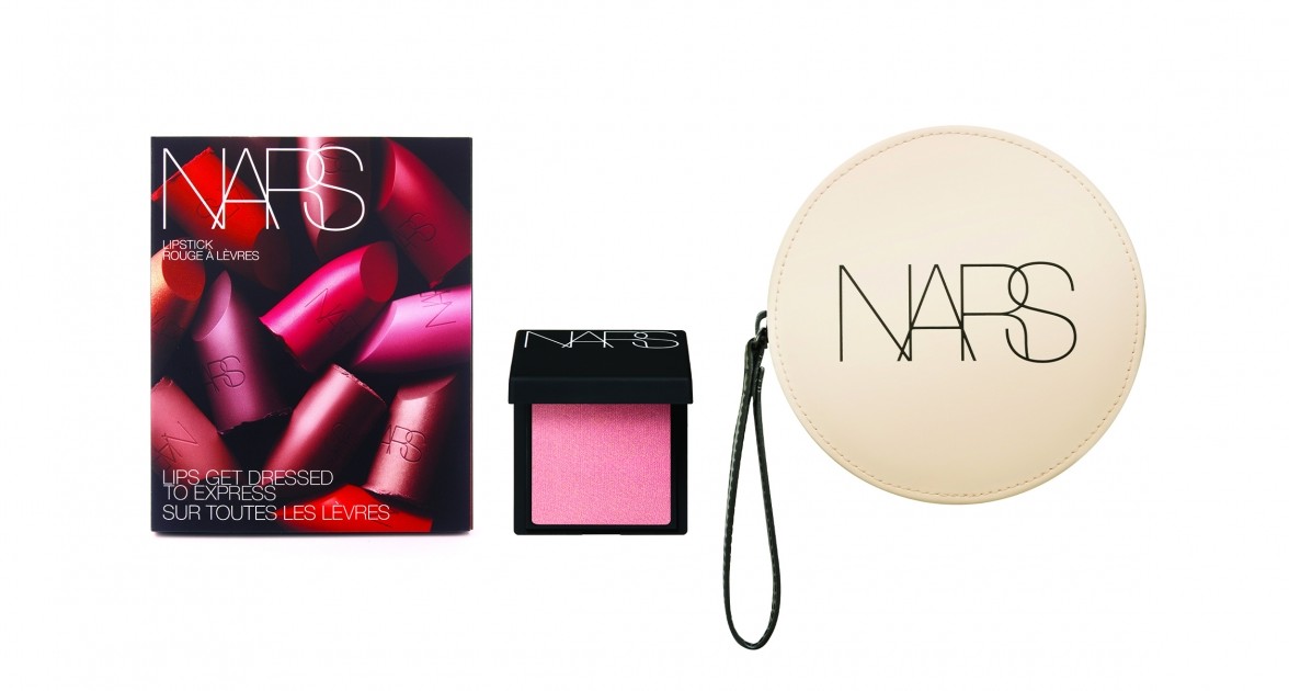 購買底妝產品滿HK$490**,即可獲贈會員迎新套裝,包括迷你胭脂、12色唇膏卡及時尚化妝包