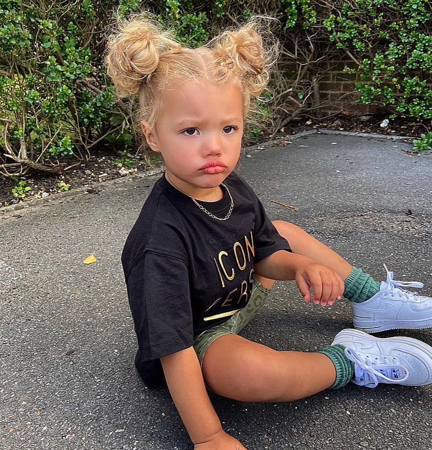 如今,Elise 已經是位與多個時裝品牌合作過的人氣兒童模特兒了