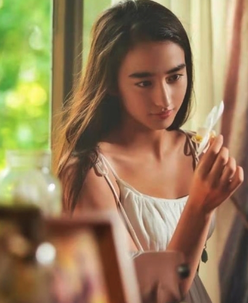 李宛妲據悉正在學習舞蹈和多項語文,工作陸續有來,相信是影壇炙手可熱的新血。