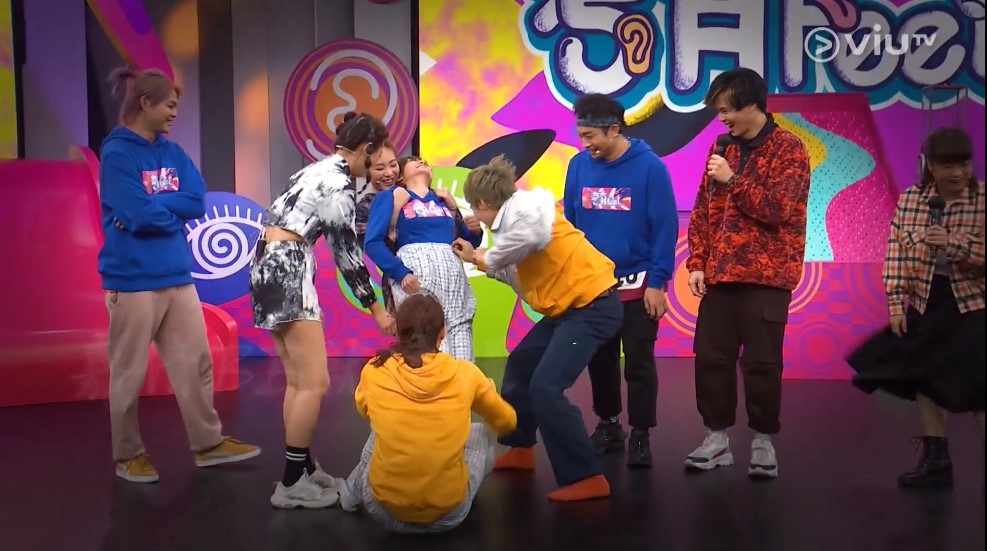 陳嘉倩杜汶澤｜陳嘉倩在《考有feel》竟把 Mirror 要著的睡褲著上身，令到 Mirror 隊要除她褲才可以完成任務。