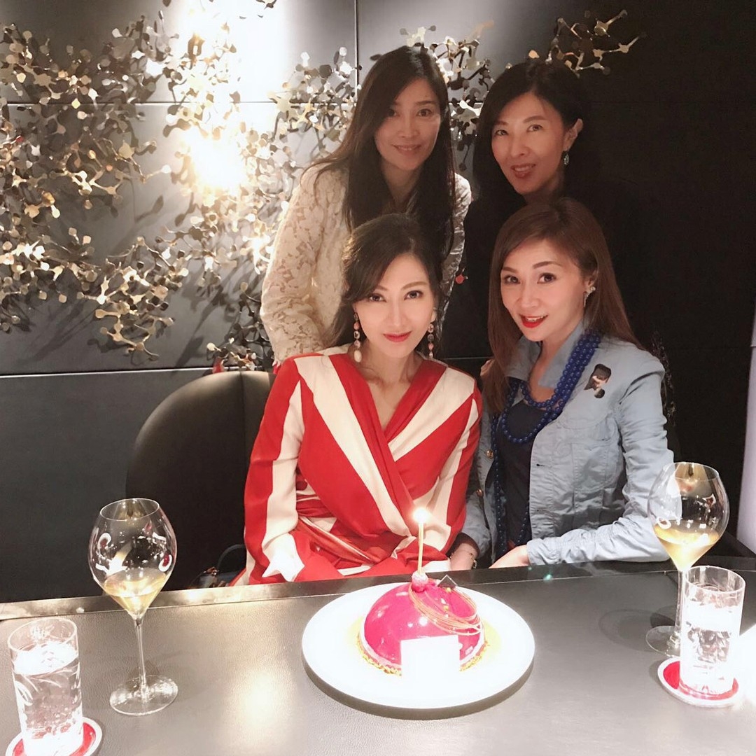 作風一向十分低調的李嘉明,雖然不似妹妹一樣如此活躍於社交媒體,不過來頭亦絕對不小。