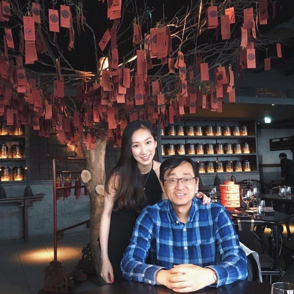 順利晉級港姐12強的王嘉慧的父親王亞明(Jeffrey)有「內地傢俬大王」之稱,是著名傢俱公司創辦人