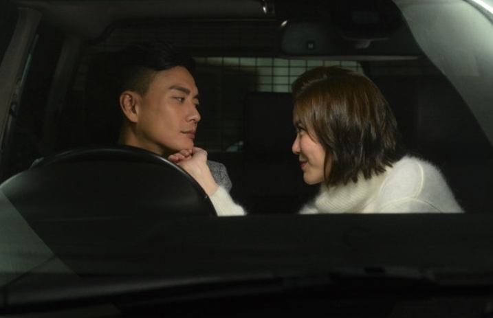 在結婚當日她竟然收到丈夫同事傳來的照片,裡面全是丈夫與公司女同事的床照