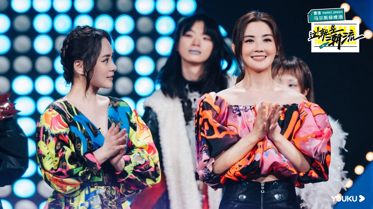 Twins今年出道20周年,向來姊妹情深的二人近日手拖手驚喜現身內地穿搭競技節目《這就是潮流》