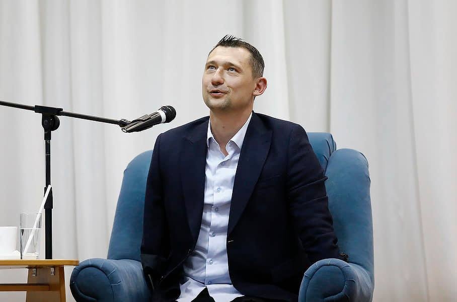 以自己的名義成立基金會，向其他殘障人士給予支援