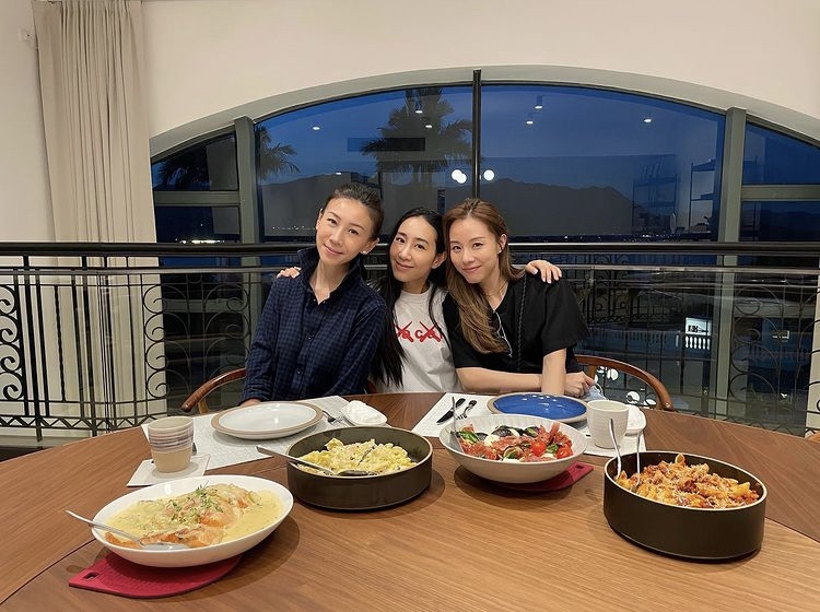 區文詩(Angela)分享了與好姊妹鄧麗欣(Stephy)及吳雨霏(Kary)食飯的合照