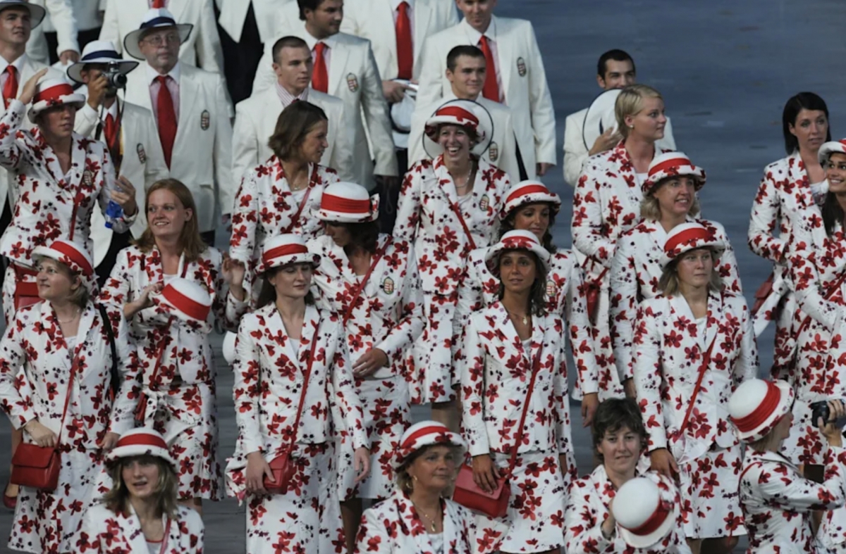 東京奧運正進行,2008 年北京奧運,匈牙利隊以白色西裝裙加入紅色花卉,從近看其實是挺亮眼。