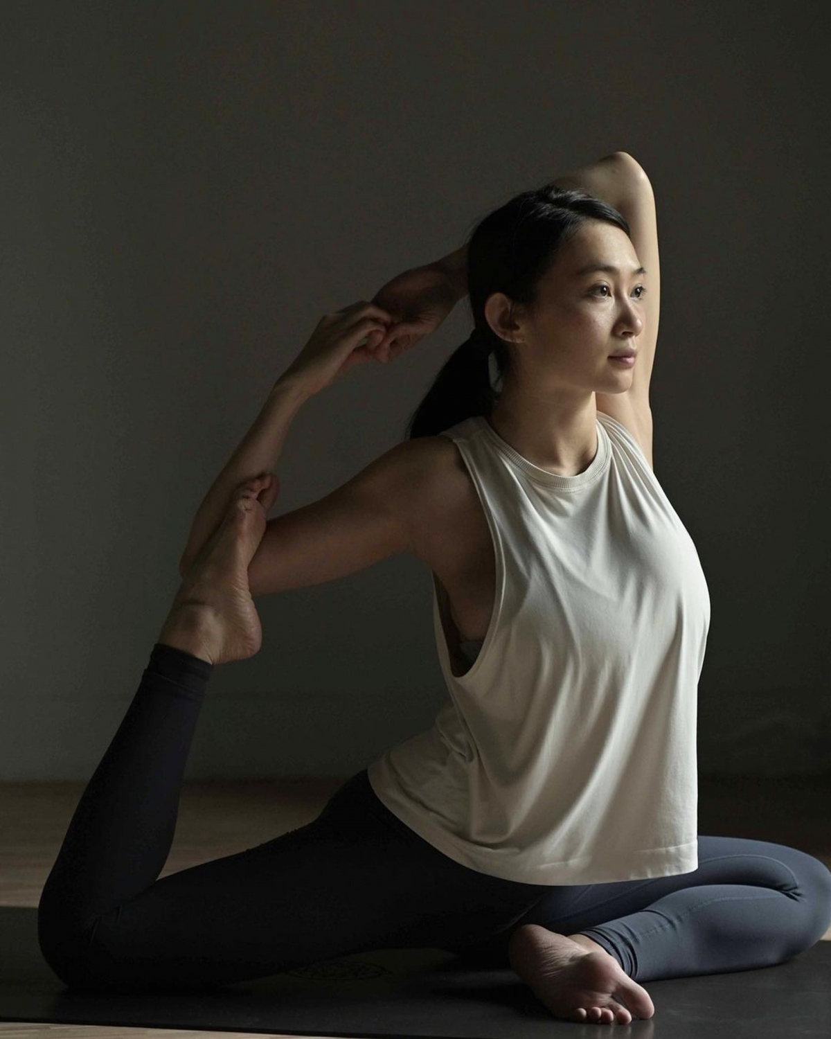 楊焉近年轉行做瑜伽導師,懷孕32周時也能輕鬆做出倒立