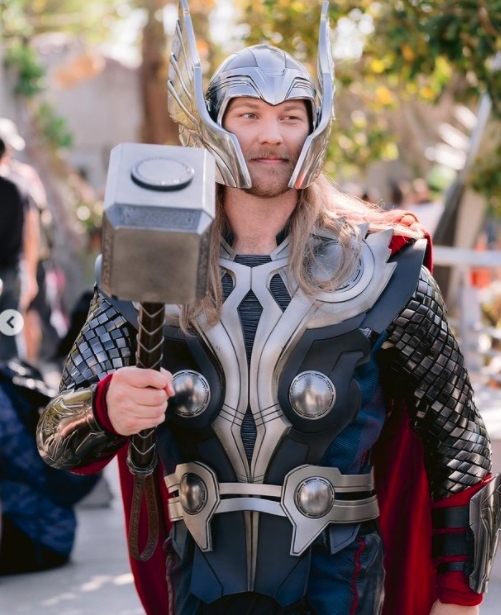 演雷神的這位演員就和原版相差得有點遠,輪廓五官也不及本尊的深!