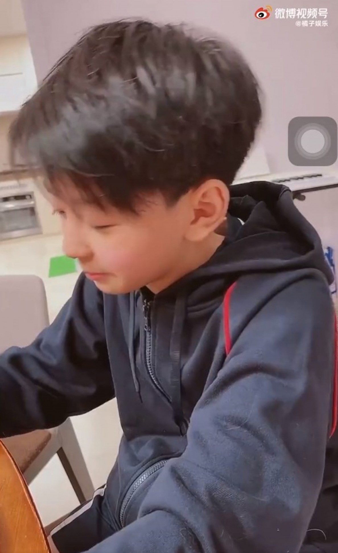張柏芝在社交平台發佈影片,片中可看到 11 歲二兒子 Quintus 正在以英文用心的介紹一個多功能用途的小袋