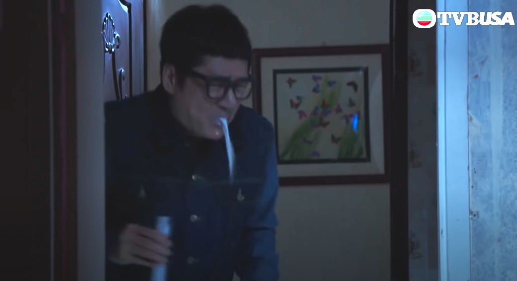 貪吃的熊樹仁(單立文飾)就在家中的雪櫃了發現了寫著熊若水(的支裝飲料,他決定偷偷一口喝下看似是西米露的甜品