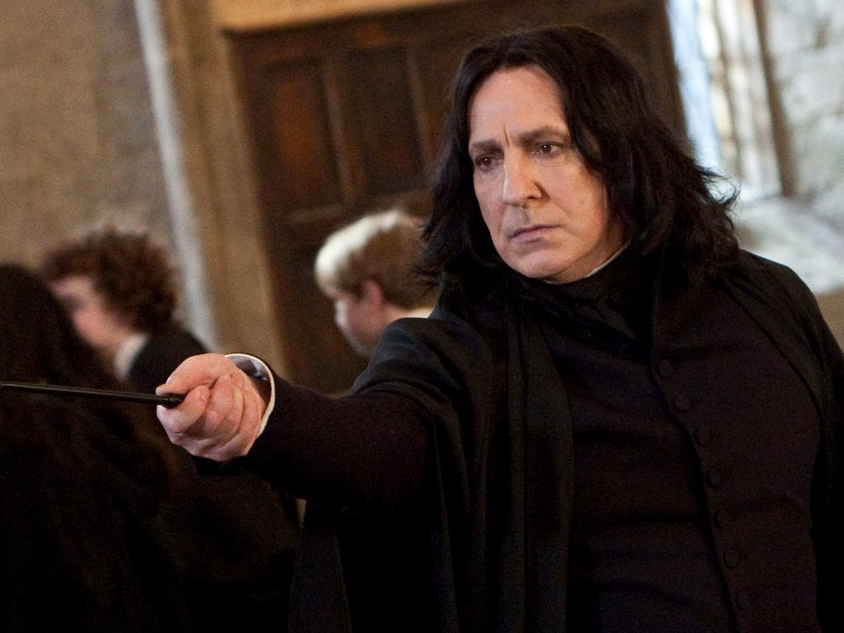《哈利波特》電影飾演石內卜的 Alan Rickman 是一位大帥哥,舞台劇出生的他首部演出的劇集是《羅密歐與朱麗葉》