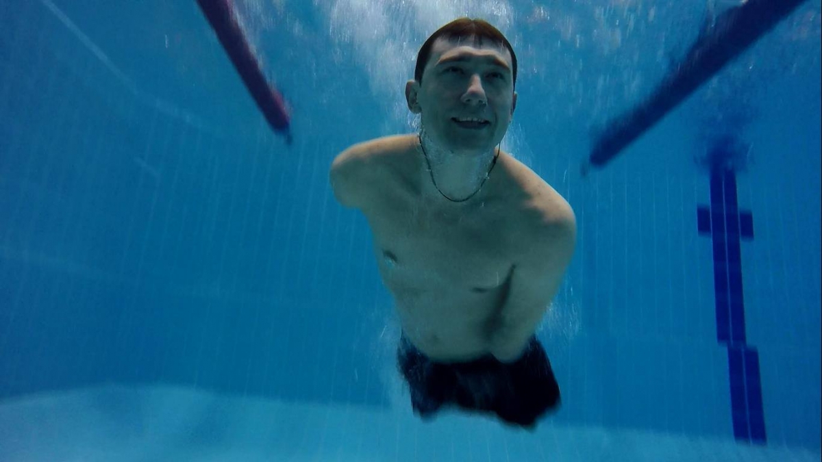 他僅用剩餘的半隻左手撥水，並不斷捲腹帶動身體向前