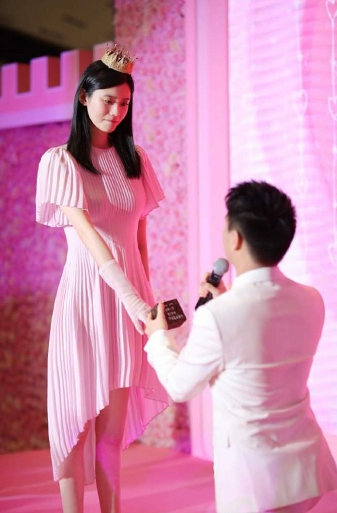 何猷君與比他大 6 年的奚夢瑤相戀，據悉初時奚夢瑤對於何猷君的追求是表現抗拒的